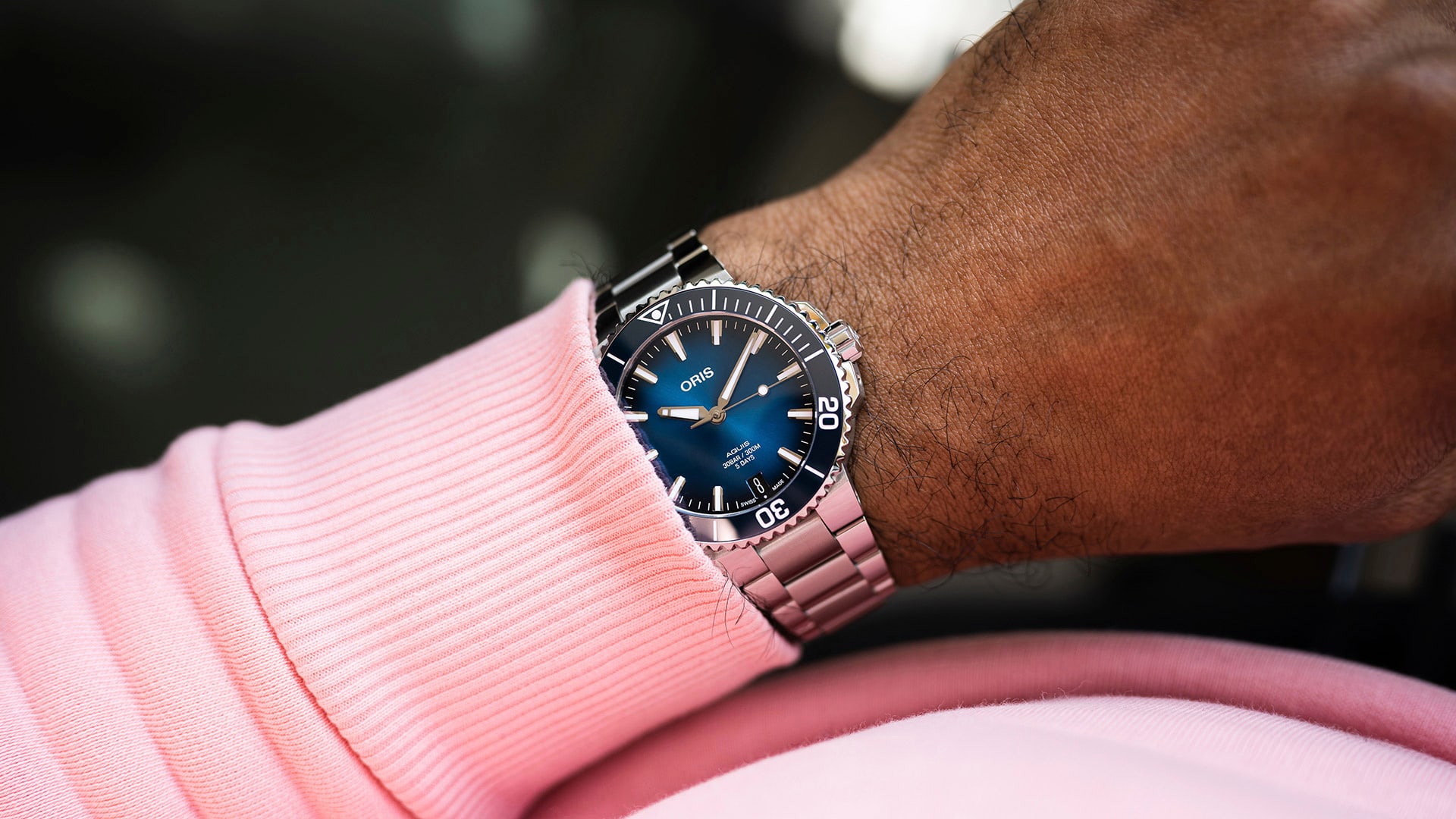 Oris Aquis Date Calibre 400 41.5mm with blue dial on steel bracelet